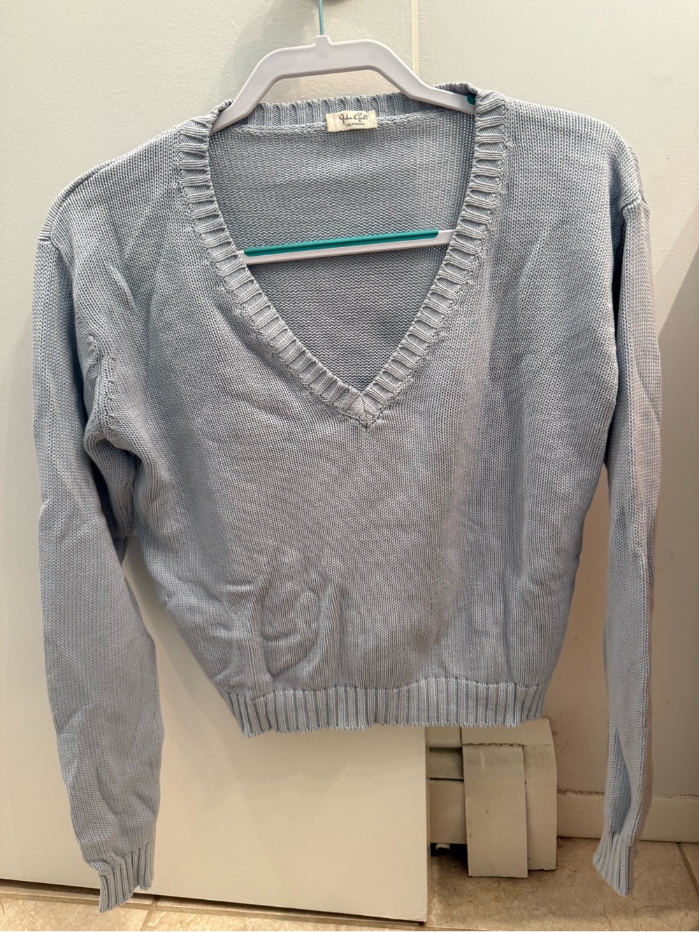 Brandy Melville (John Galt) V - Neck, light blue sweater
One Size